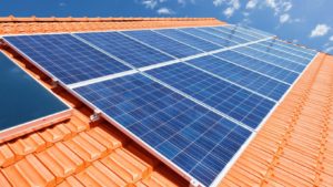 ¿Cómo funciona un panel solar en una casa?